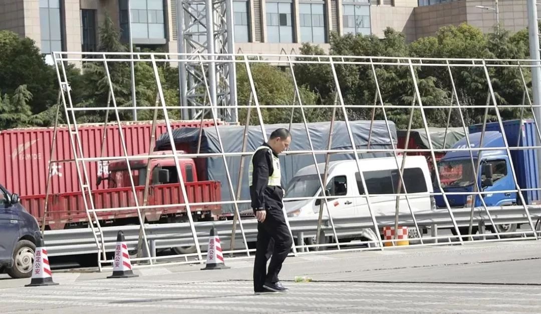 文汇报：进博会倒计时，他们在入沪安检第一关与忙碌的时空共舞……