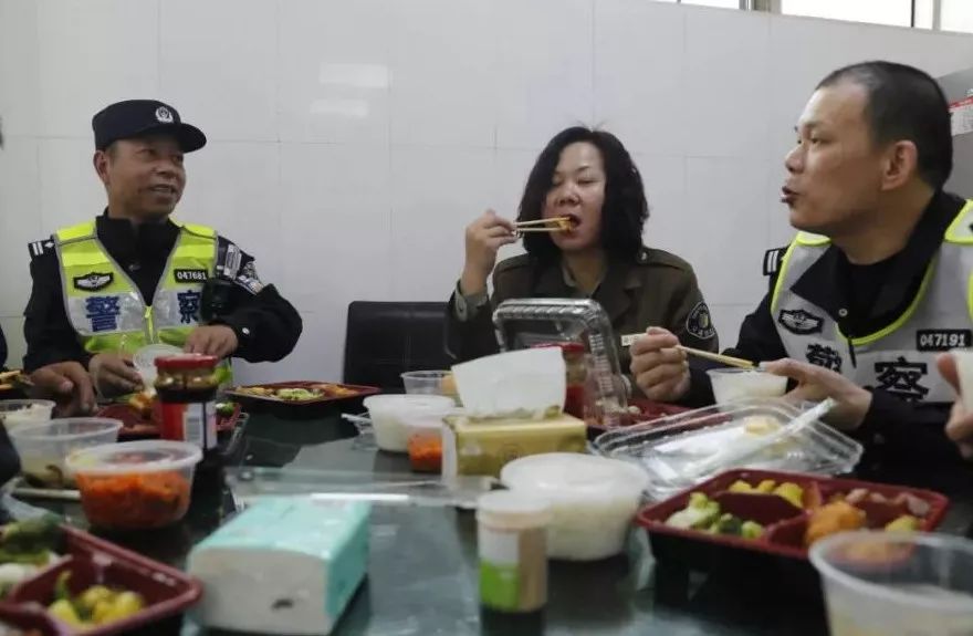 文汇报：进博会倒计时，他们在入沪安检第一关与忙碌的时空共舞……