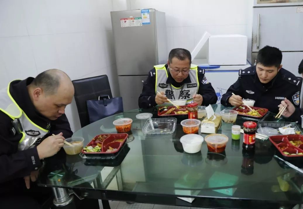 文汇报：进博会倒计时，他们在入沪安检第一关与忙碌的时空共舞……