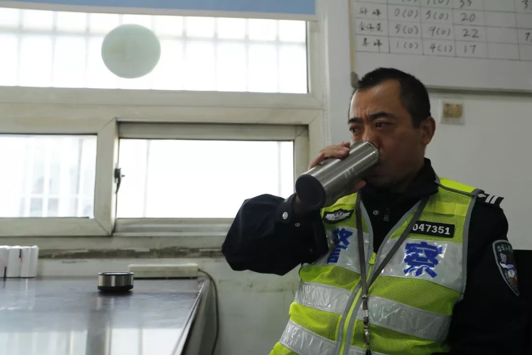 文汇报：进博会倒计时，他们在入沪安检第一关与忙碌的时空共舞……