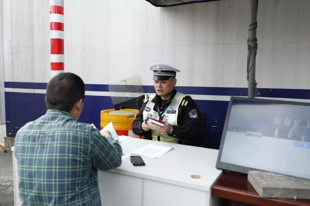 文汇报：进博会倒计时，他们在入沪安检第一关与忙碌的时空共舞……