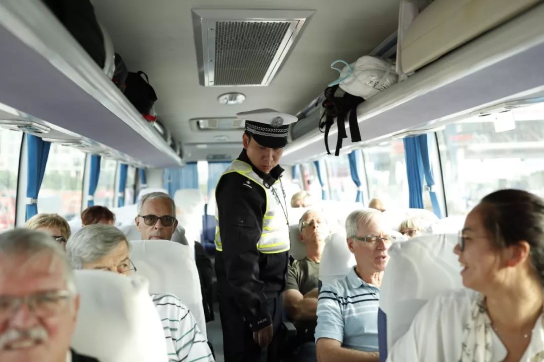 文汇报：进博会倒计时，他们在入沪安检第一关与忙碌的时空共舞……