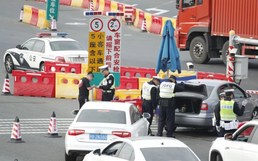 文汇报：进博会倒计时，他们在入沪安检第一关与忙碌的时空共舞……