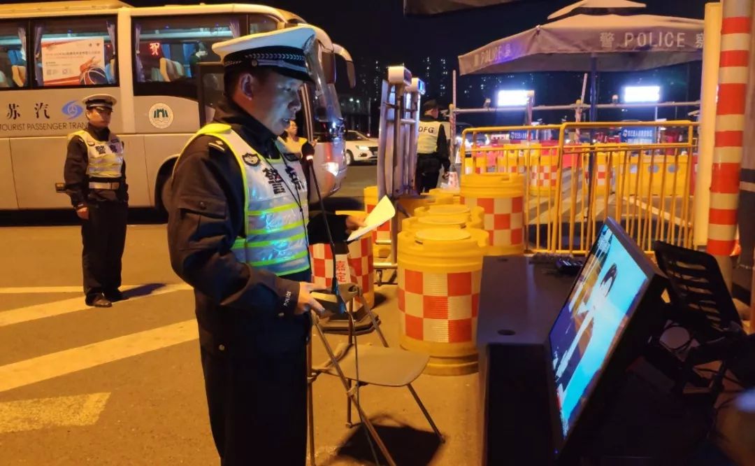 文汇报：进博会倒计时，他们在入沪安检第一关与忙碌的时空共舞……