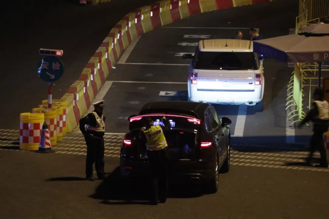 文汇报：进博会倒计时，他们在入沪安检第一关与忙碌的时空共舞……