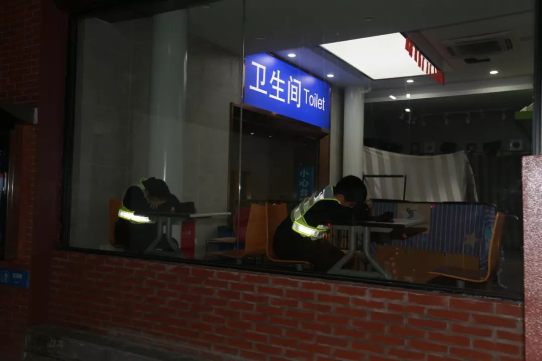 文汇报：进博会倒计时，他们在入沪安检第一关与忙碌的时空共舞……