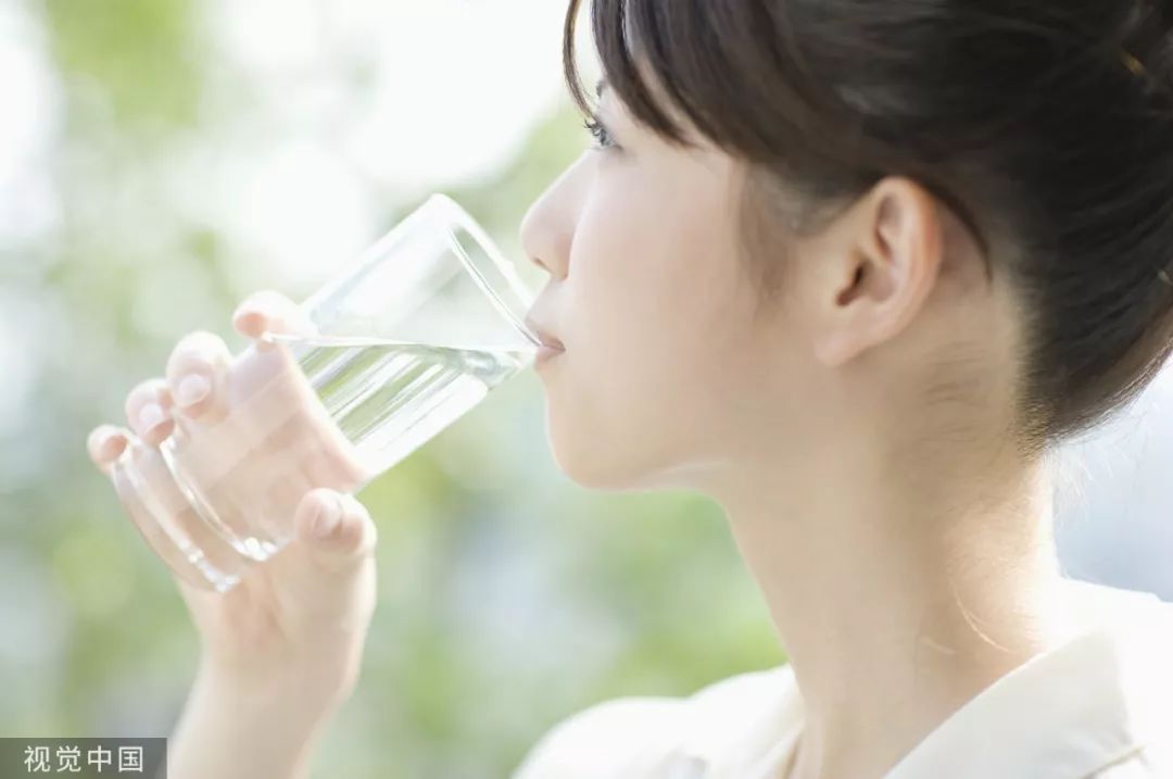 「人民日报」【荐读】吃饭到底能不能喝水？喝汤呢？争这么久，有答案了
