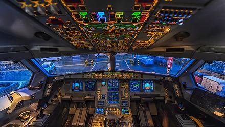 上观新闻：央媒怒批“机长让女乘客进驾驶舱”：别拿乘客生命开玩笑，如此航班谁敢托付？