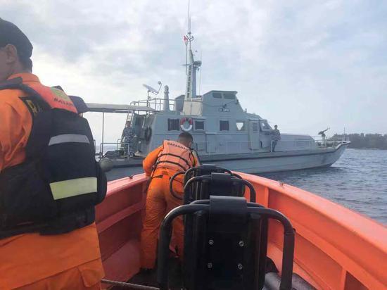 央视■中国游客印尼潜水失踪 目击者:看见2人浮出后消失