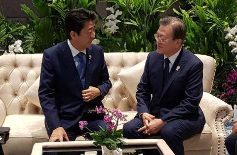 [海外网]一年来首次！文在寅和安倍沙发上并肩坐 会谈11分钟