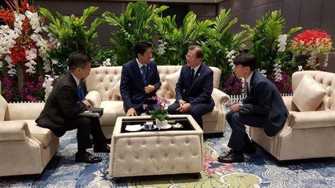[海外网]一年来首次！文在寅和安倍沙发上并肩坐 会谈11分钟