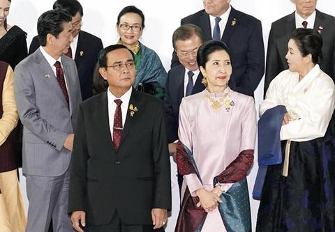 [海外网]一年来首次！文在寅和安倍沙发上并肩坐 会谈11分钟