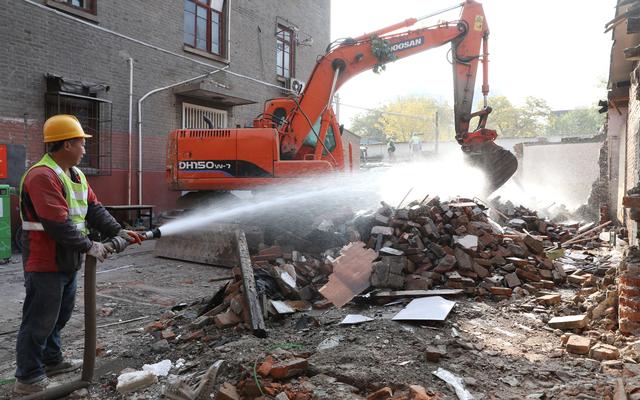 「新京报」打通机电院南门消防通道，三里屯争创无违建街道