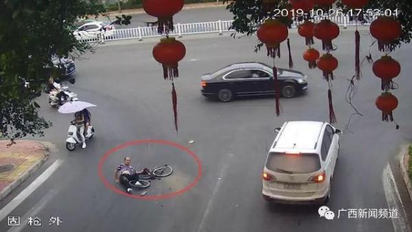 中国网：惊魂一幕！老人被大货车卷入车底奇迹生还，自行车都被压成饼了