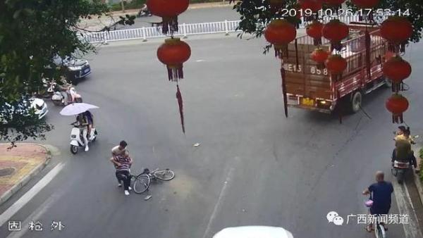中国网：惊魂一幕！老人被大货车卷入车底奇迹生还，自行车都被压成饼了