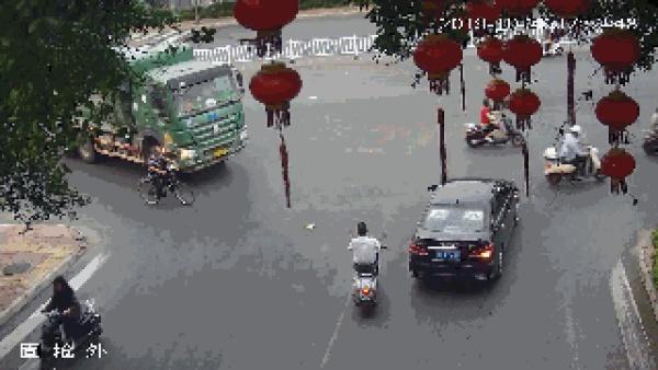 中国网：惊魂一幕！老人被大货车卷入车底奇迹生还，自行车都被压成饼了