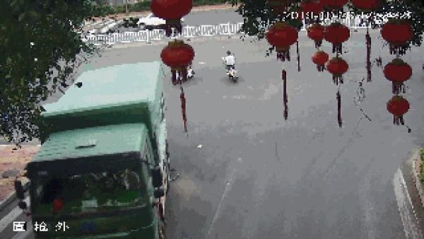 中国网：惊魂一幕！老人被大货车卷入车底奇迹生还，自行车都被压成饼了