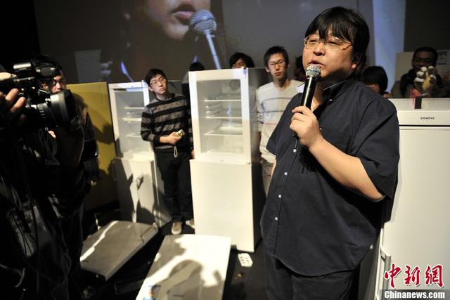 中国网@被限制消费后称“卖艺”也要还债 罗永浩如何“自救”？