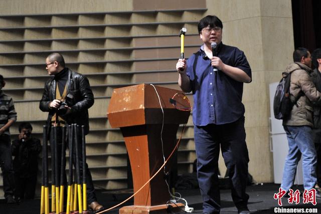中国网@被限制消费后称“卖艺”也要还债 罗永浩如何“自救”？