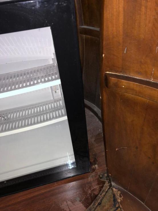 [环球网]死蟑螂、安全套……英国家庭在美国迪士尼度假，住酒店遇“煎熬”