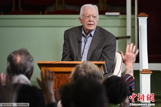 中国新闻网■美前总统卡特骨折后恢复不错 拄助行器回教堂讲课(图)