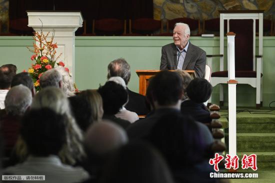 中国新闻网■美前总统卡特骨折后恢复不错 拄助行器回教堂讲课(图)