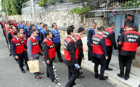「海外网」日本山口组总部又被包围了！涉嫌诈骗 被80多名警察翻了个遍