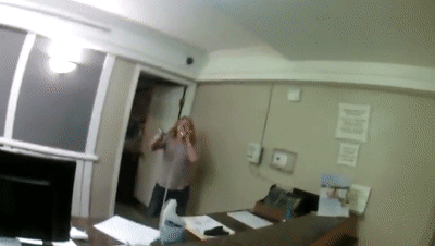 光明网■女子毒瘾发作酒店大堂闹事 挥舞剪刀冲向黑人警察被一枪击毙