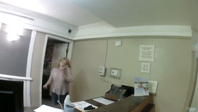 光明网■女子毒瘾发作酒店大堂闹事 挥舞剪刀冲向黑人警察被一枪击毙