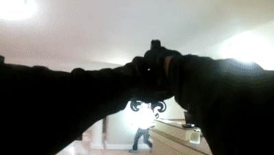 光明网■女子毒瘾发作酒店大堂闹事 挥舞剪刀冲向黑人警察被一枪击毙