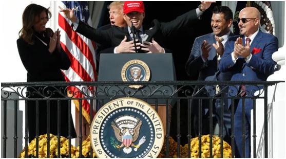 [光明网]特朗普从背后拥抱美职棒球员，有人想起了《泰坦尼克号》