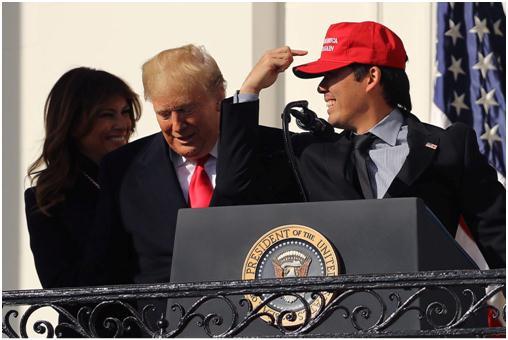 [光明网]特朗普从背后拥抱美职棒球员，有人想起了《泰坦尼克号》