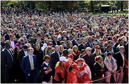 [光明网]特朗普从背后拥抱美职棒球员，有人想起了《泰坦尼克号》