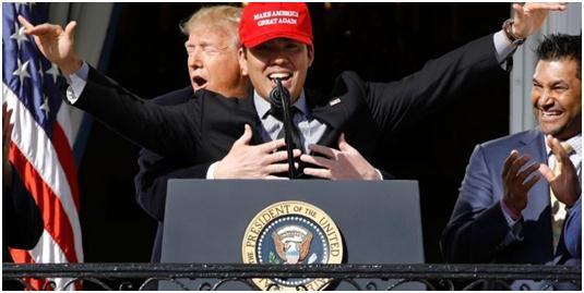 [光明网]特朗普从背后拥抱美职棒球员，有人想起了《泰坦尼克号》