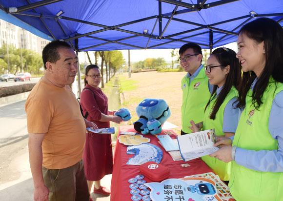 光明网■进博会城市志愿者“在线”为市民游客服务