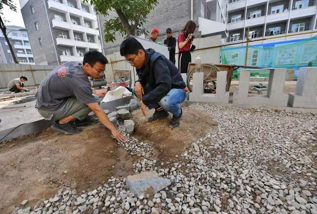 新京报：北京大学“雨水花园”改造计划，荒地变身休闲广场