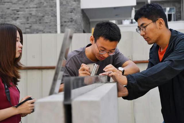 新京报：北京大学“雨水花园”改造计划，荒地变身休闲广场