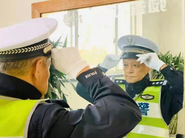 「光明网」浦东交警进博会安保工作掠影：老民警退休前主动请缨站好“第一岗”