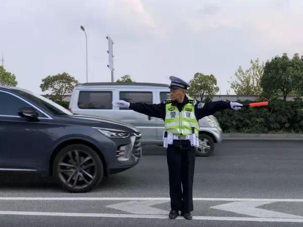 「光明网」浦东交警进博会安保工作掠影：老民警退休前主动请缨站好“第一岗”