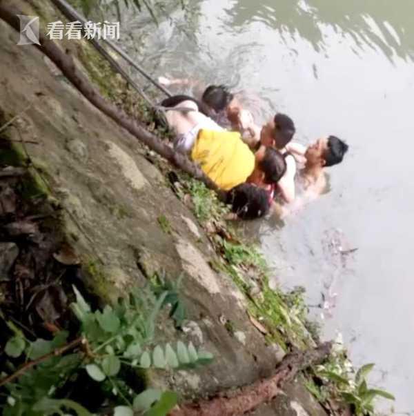 [中国经济网]男子不慎落水 女友奋不顾身跳水营救险些丧命