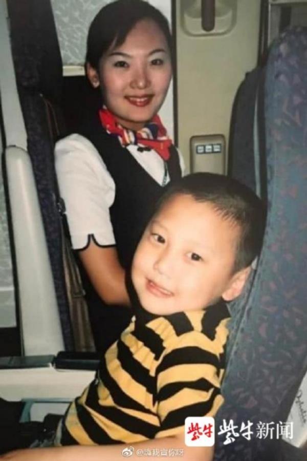 「光明网」长大后我就成了你 小伙15年前与空姐合影如今成同事