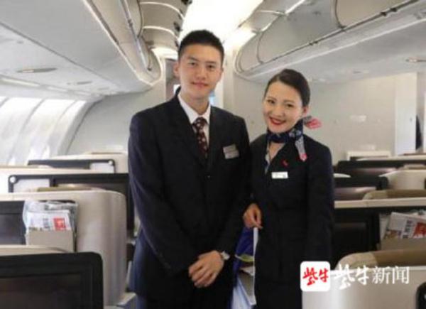 「光明网」长大后我就成了你 小伙15年前与空姐合影如今成同事