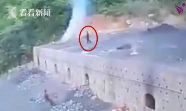 光明网■男子丢煤误坠1200摄氏度炉中 秒变白骨窜起黑烟
