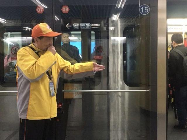 环球网■单田芳式报站您听过吗？北京地铁里这位大爷不一般