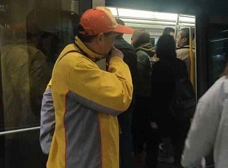 环球网■单田芳式报站您听过吗？北京地铁里这位大爷不一般