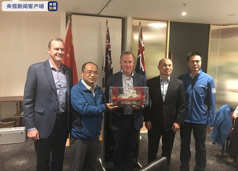 央视■“雪龙2”号接受澳大利亚塔斯马尼亚州州长赠送礼物