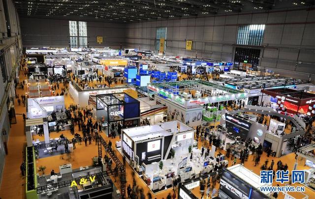 「新华网」第二届进博会迎来首个“大客流”