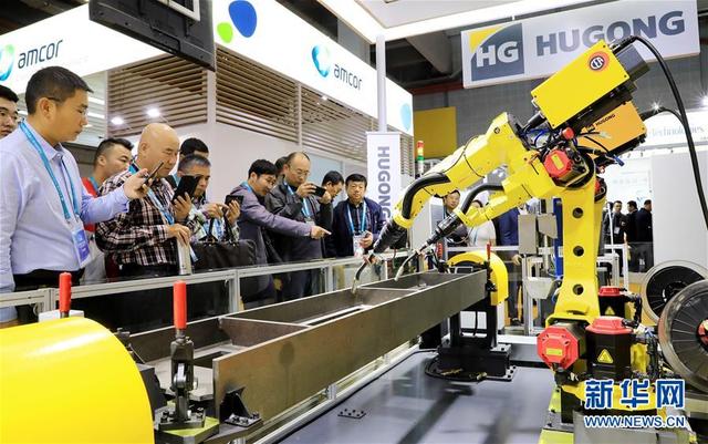 「新华网」第二届进博会迎来首个“大客流”