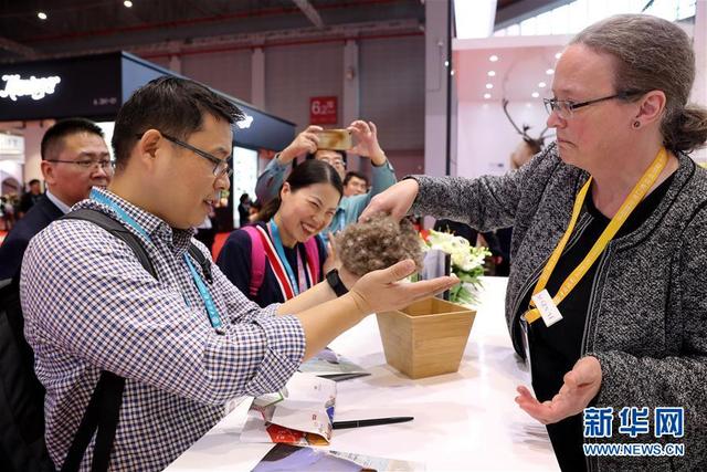 「新华网」第二届进博会迎来首个“大客流”