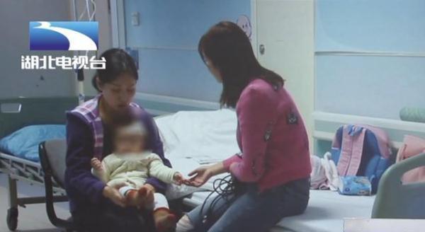 [光明网]20分钟生死救援！患儿凌晨突发疾病，男子惊慌求助民警